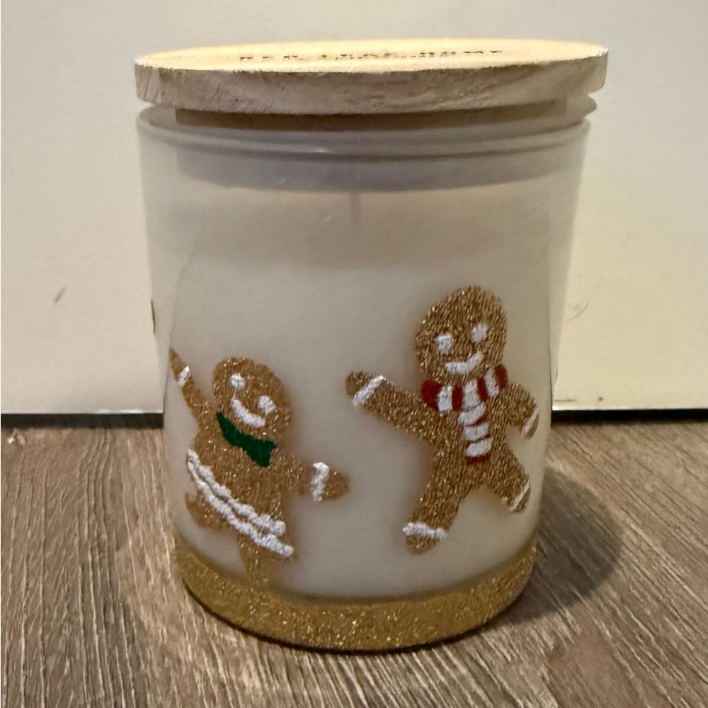 Adorable Spiced Cinnamon Gingerbread Candle- 11 oz- NWT